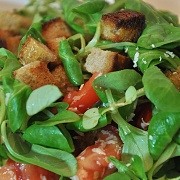 Zeleninový salát s opečeným chlebem a sýrem - recept